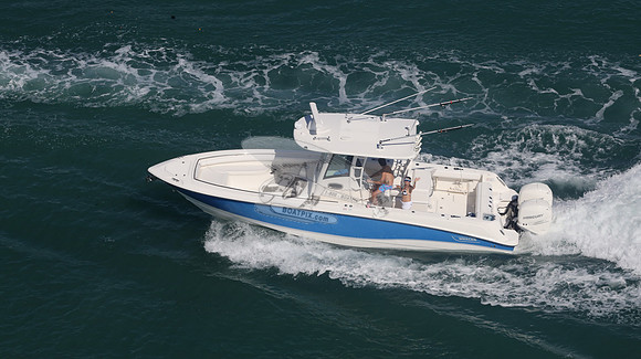 BOSTON WHALER.BLUE HULL.01