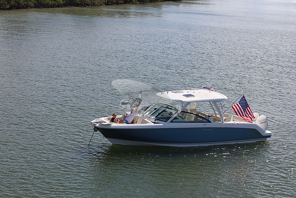 boston whaler.blue.320.2