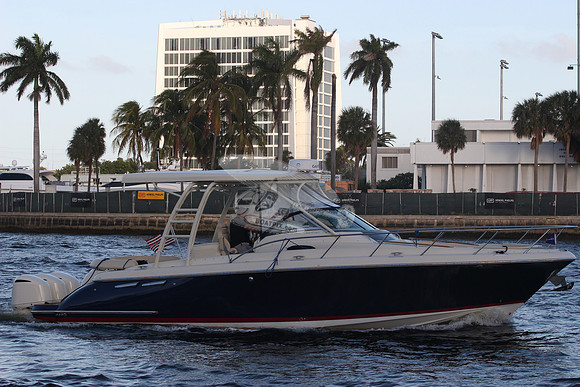 CHRIS CRAFT.NAVY BLUE HULL.033