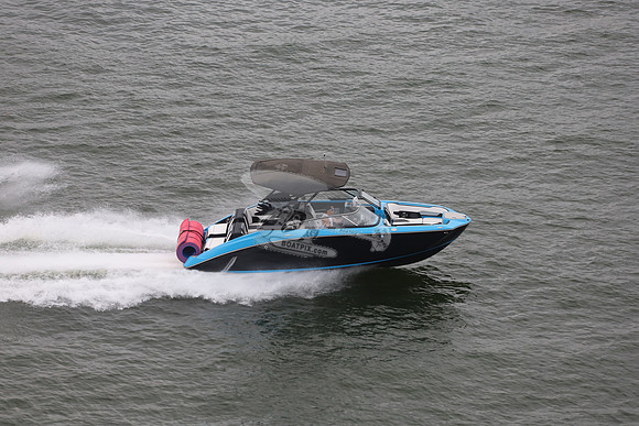 255x.blue.black.roll.bowrider.10