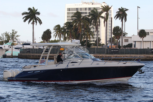 CHRIS CRAFT.NAVY BLUE HULL.032