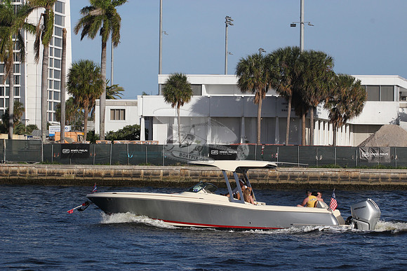 CHRIS CRAFT.2 MERCURYS.SILVER HULL.007