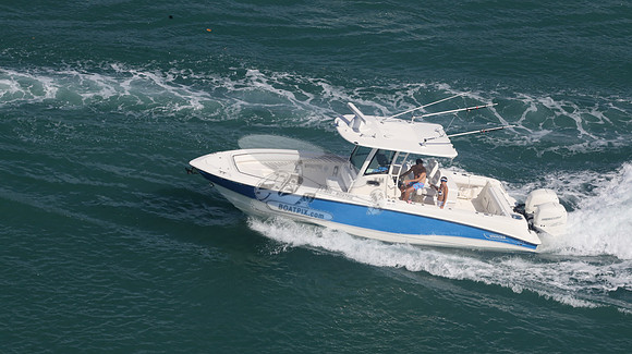 BOSTON WHALER.BLUE HULL.05