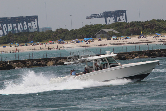 boston whaler.4 merc.7605