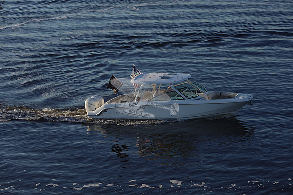boston whaler.320 vantage.33