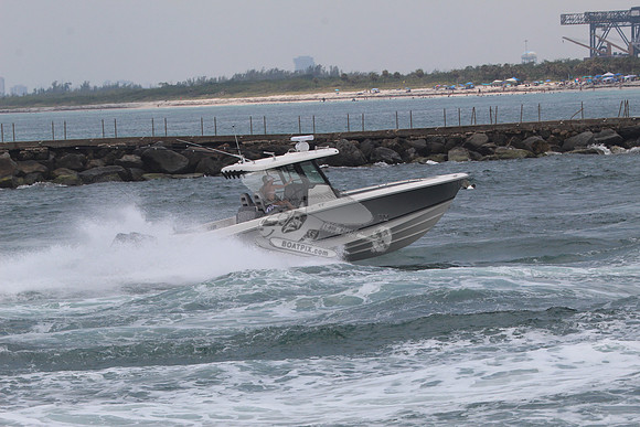 boston whaler.3 merc.7925