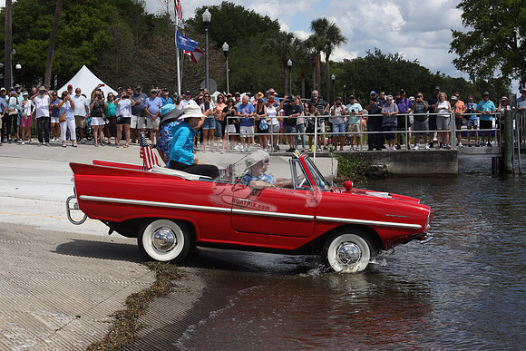 BOB N JANE.AMPHICAR RED.01