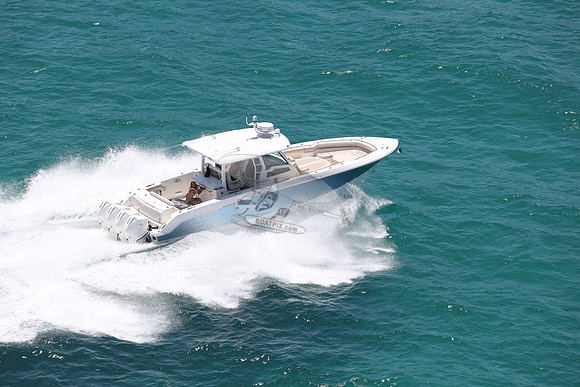 BOSTON WHALER.BLUE HULL.3113