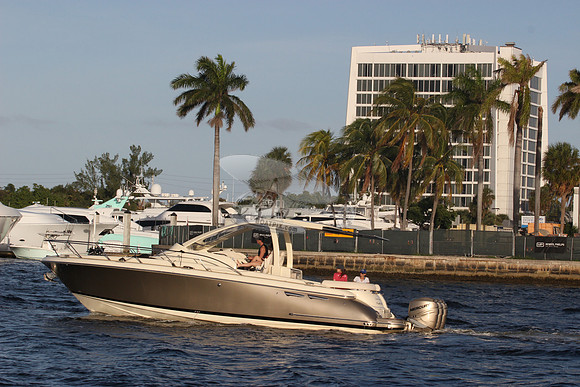 CHRIS CRAFT.FT. LAUD. FL.GOLD HULL.3 GOLD MOTORS.0306
