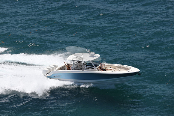 BOSTON WHALER.BLUE HULL.316
