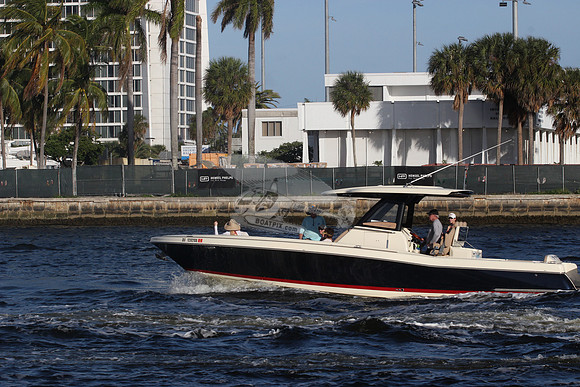CHRIS CRAFT.NAVY BLUE HULL.3 MERCURYS.008