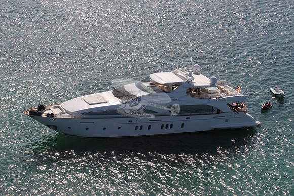 Azimut.red foreign flag.37