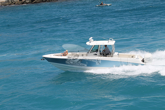 BOSTON WHALER.350 OUTRAGE.3