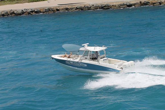 BOSTON WHALER.350 OUTRAGE.4