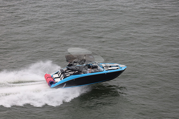255x.blue.black.roll.bowrider.08