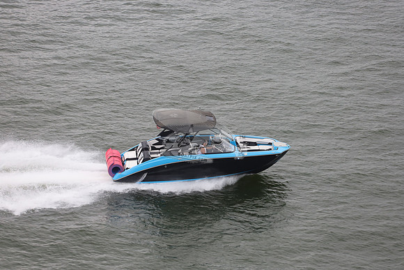 255x.blue.black.roll.bowrider.09