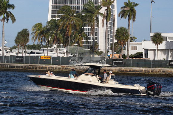 CHRIS CRAFT.NAVY BLUE HULL.3 MERCURYS.011