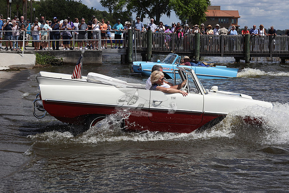 312196.AMPHICAR.WHITE RED.001