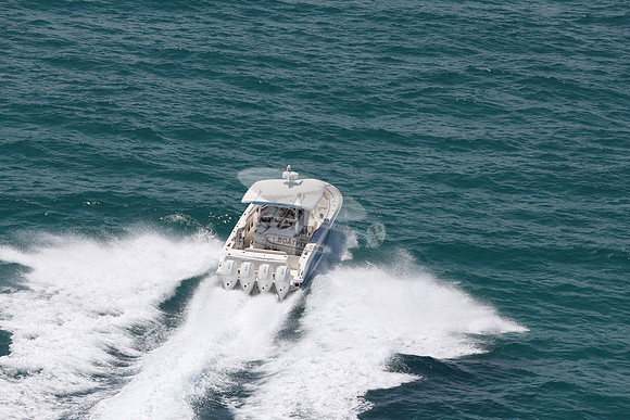 BOSTON WHALER.BLUE HULL.3104