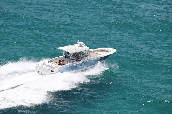 BOSTON WHALER.BLUE HULL.3111