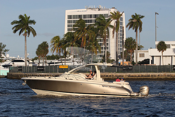CHRIS CRAFT.FT. LAUD. FL.GOLD HULL.3 GOLD MOTORS.0305