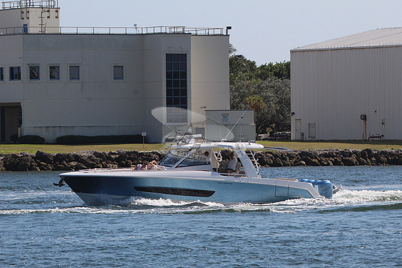 BOSTON WHALER42.FTL.01