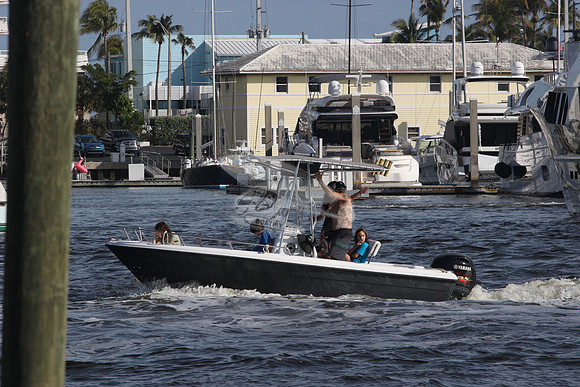 BOAT.BLACK HULL.YAMAHA MOTOR.1