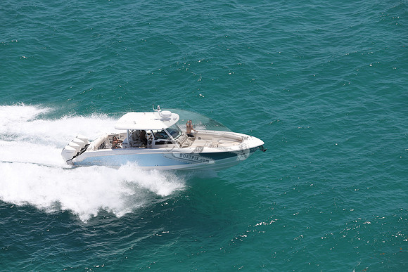 BOSTON WHALER.BLUE HULL.3119