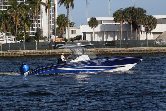BOAT.ROYAL BLUE 3 MOTORS.04