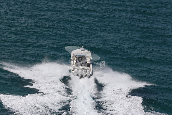 BOSTON WHALER.BLUE HULL.3131