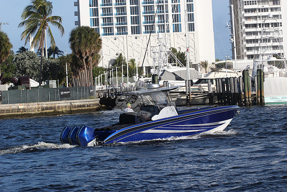 BOAT.ROYAL BLUE 3 MOTORS.10