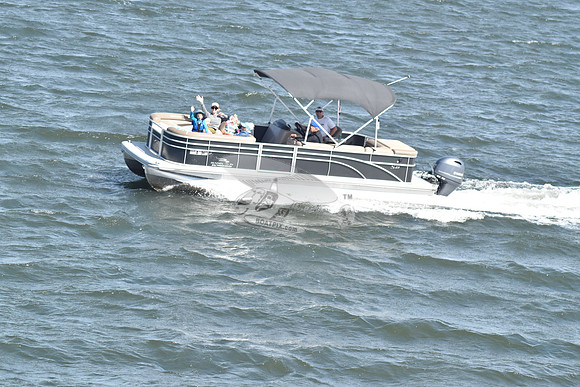 Bennington saltwater series.s23.5