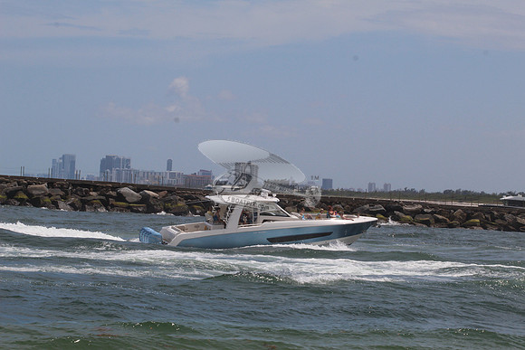 BOSTON WHALER42.BLUE HULL.7
