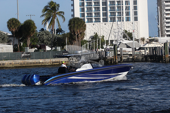 BOAT.ROYAL BLUE 3 MOTORS.08