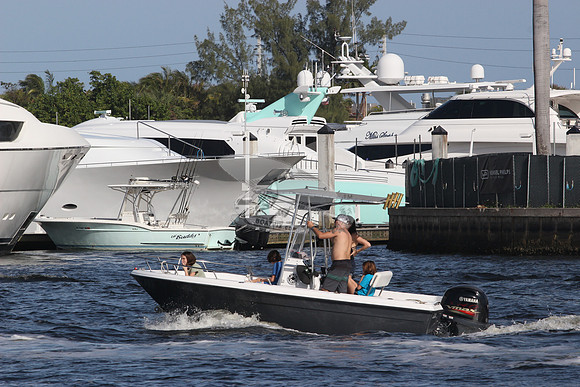 BOAT.BLACK HULL.YAMAHA MOTOR.2