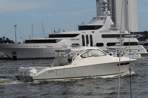 AMERICAN MADE.PURSUIT.GREY HULL.3 MOTORS.055