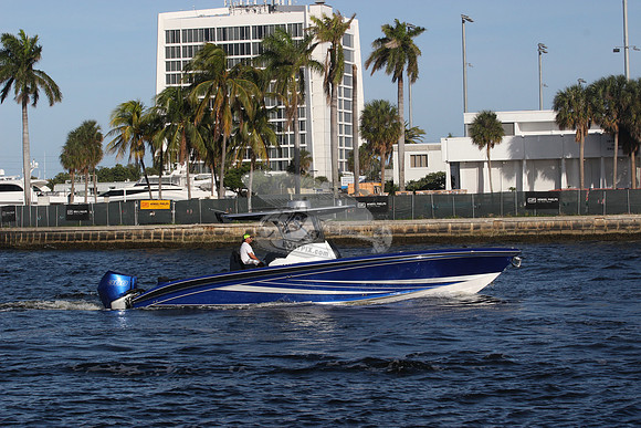 BOAT.ROYAL BLUE 3 MOTORS.03