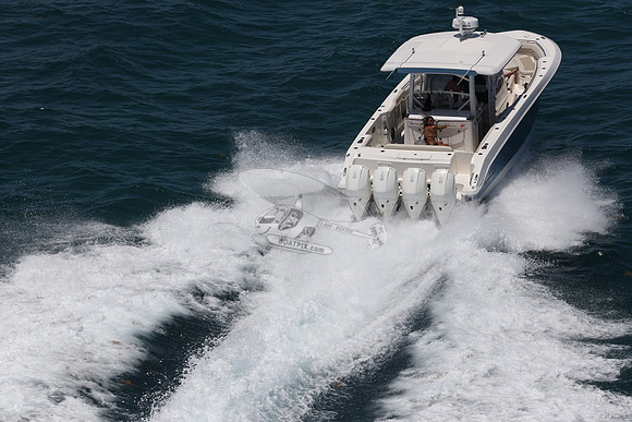 BOSTON WHALER.BLUE HULL.301