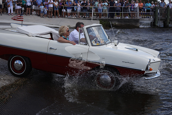 312196. WHITE RED.AMPHICAR.07