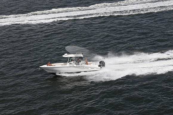 boston whaler.320 outrage.5