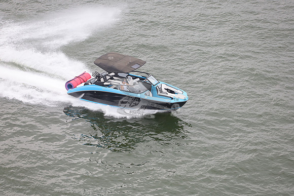 255x.blue.black.roll.bowrider.13