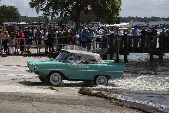 AMPHI.GREEN.WHITE TOP.AMPHICAR.0005
