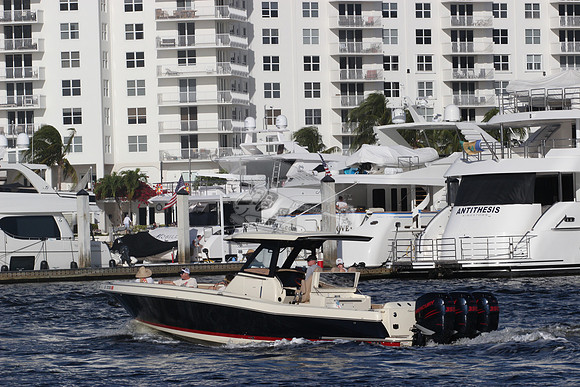CHRIS CRAFT.NAVY BLUE HULL.3 MERCURYS.9876