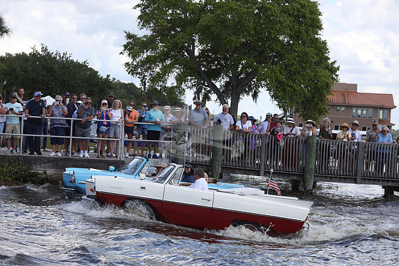 312196. WHITE RED.AMPHICAR.02