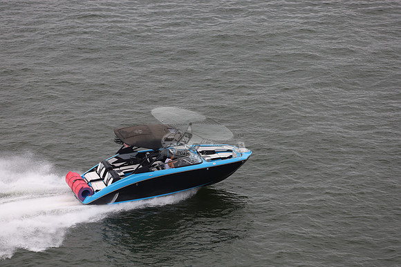 255x.blue.black.roll.bowrider.07