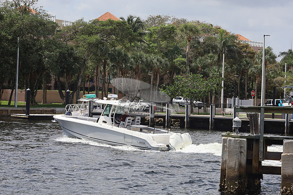 BOSTON WHALER33.5