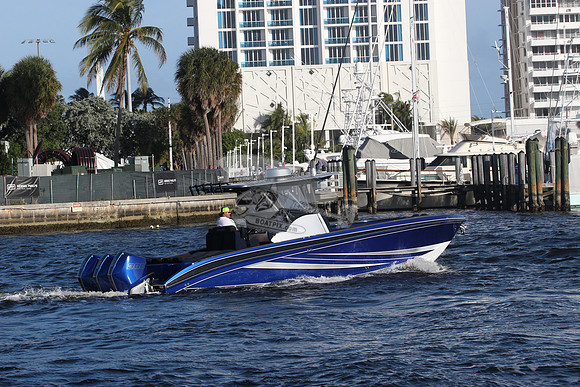 BOAT.ROYAL BLUE 3 MOTORS.09