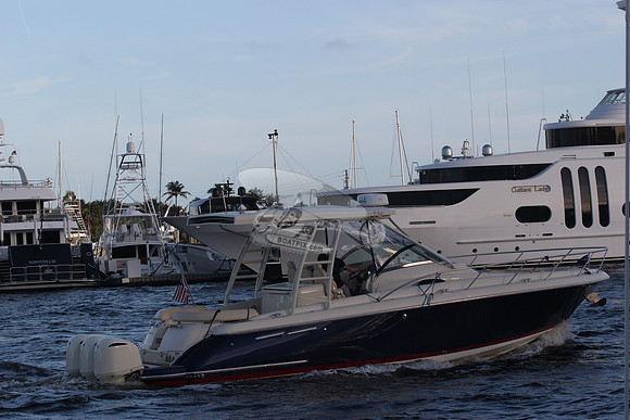 CHRIS CRAFT.NAVY BLUE HULL.2 MOTORS.0084
