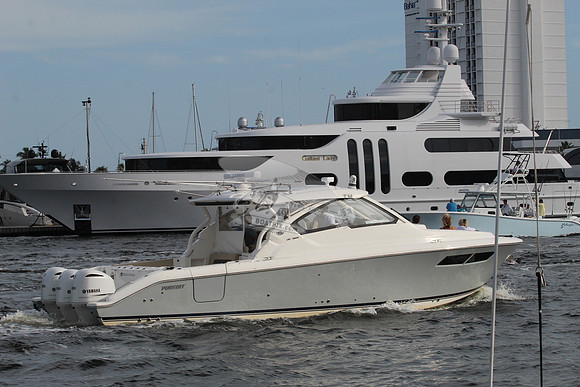 AMERICAN MADE.PURSUIT.GREY HULL.3 MOTORS.054