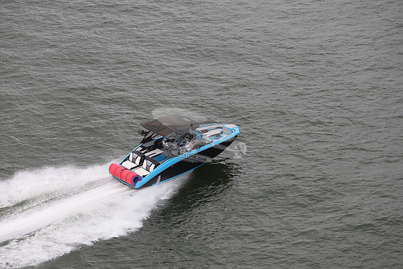 255x.blue.black.roll.bowrider.04